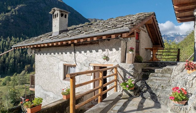 Baus's Cabins. Independent mountain cabin with panoramic views overlooking the valley and the stream