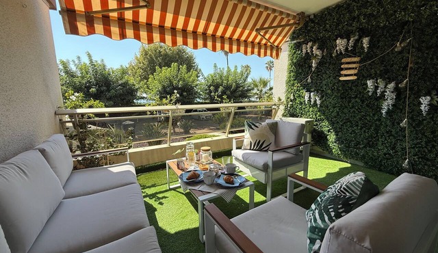 Beach studio in Golfe-Juan with sea view, parking near Cannes, Antibes