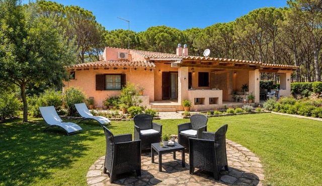 Beachfront Villa Sea & Garden - 2BR - AC - WiFi - BBQ - Parking - Pet Friendly