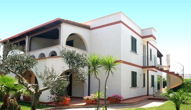 Beautiful apartment with WIFI, A/C, TV, patio, pets allowed and panoramic view, close to Ostuni