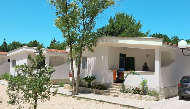 Beautiful apartment in villa for 6 guests with WIFI, pool, A/C, TV, terrace and pets allowed