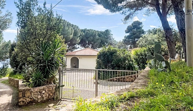 Beautiful apartment in villa for 6 guests with A/C, WIFI, TV, terrace and pets allowed