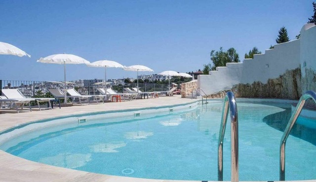 Breathtaking view from the balcony, pool front house, free parking, beach at 8'