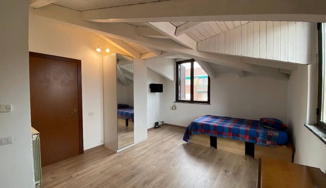 Bright Studio, top Floor, 1 or 2 People, Long Stay, Next to Metro!