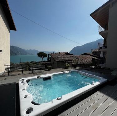 Casa Gina with pool and lake view