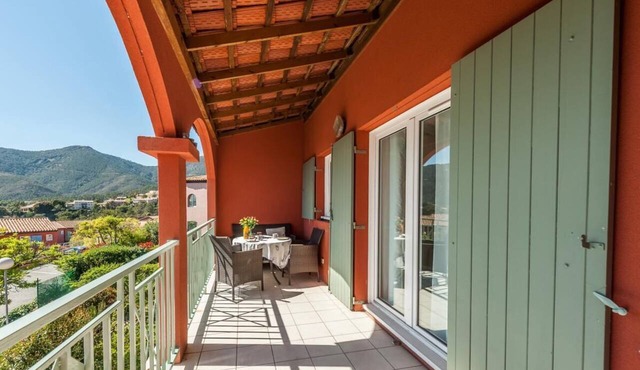 Charming apartment for 2 persons in quiet location, sea view, communal pool