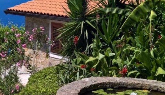 Charming detached cottage cladded with local stone and with sea views.