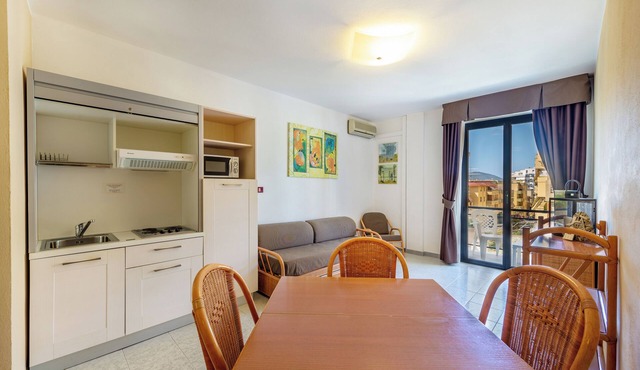 Charming Rina Sea Apartments 1 Bedroom Central Air-Con & WiFi sleeps 4 persons