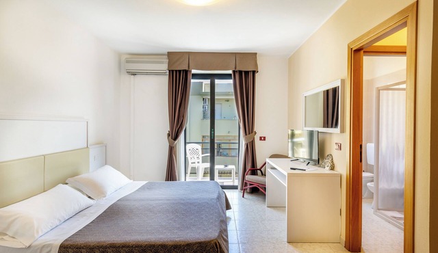 Charming Rina Sea Studio Apartment M2-Central Air-Con & WiFi sleeps 2 persons