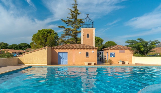 Charming South-Facing 2-Bedroom House with Pool, WiFi & AC in Peaceful Eyguières