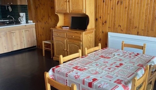 Comfortable 2-Room Cabin for 6, Pets Allowed, Near Slopes and Shops