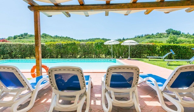 Cosy apartment in villa for 6 people with pool, WIFI, TV, patio, pets allowed and panoramic view
