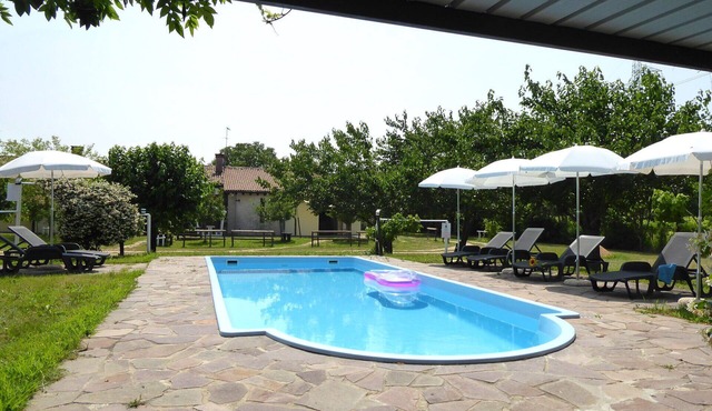 Cosy apartment in villa for 4 people with WIFI, pool, A/C, patio and pets allowed
