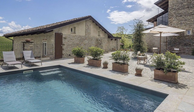 Cosy apartment for 4 guests with WIFI, pool and balcony, close to Alba