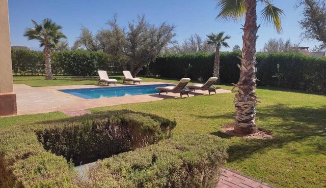 Detached 4-front villa with swimming pool