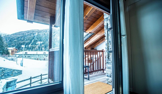 Elegant mountain vacation home located within walking distance of ski facilities