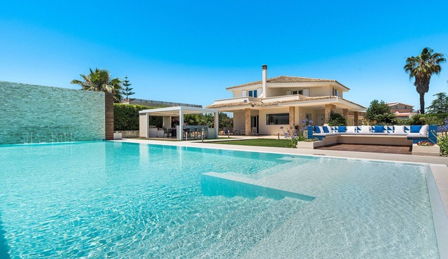 Exclusive villa with pool in Fontane Bianche