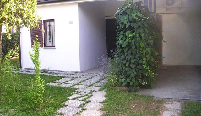 Gardened villa in quiet area near the sea