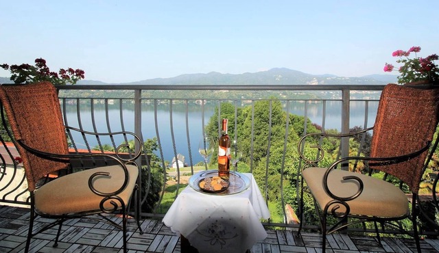 Giglio flat with wonderful lake view and Jacuzzi.