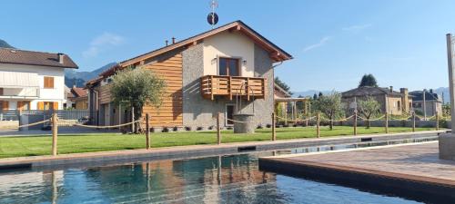 Green Chalet du lac - luxury property with swimming pool, large private garden and parking, few steps from the beach, ideal for families