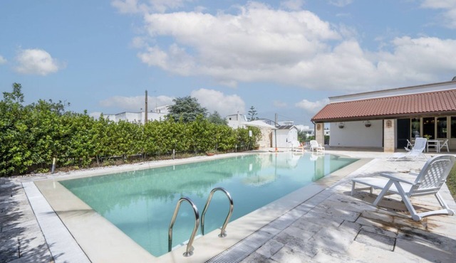 GuestHost - Magnificent villa with pool, bright and with large outdoor spaces, located in a quiet residential area between Torre a Mare and Noicattaro. Iit comfortably accommodates up to 8 people and is furnished with refined taste. Perfect for those loo