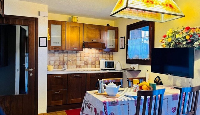 GuestHost - A cozy apartment of approximately 40 square meters, perfect for two people, located on the ground floor of a building (access via one step).The property is located in the Arly hamlet of La Thuile, nestled in the Alpine landscape and convenien