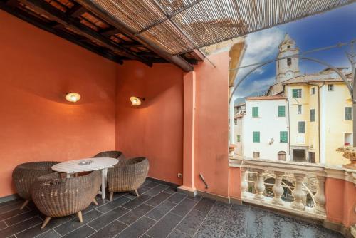 GuestHost - Castelvittorio Medieval Getaway! Roomy Apartment