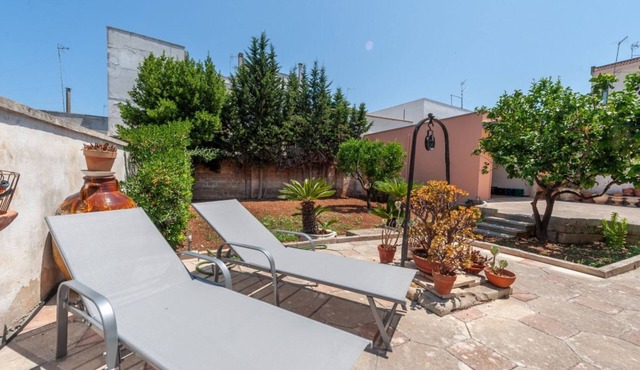 GuestHost - Charming apartment in a villa of about 60 sqm, able to accommodate up to 4 people, located on the mezzanine floor (accessible via steps).The house is located in Surbo, a town a few km from Lecce, in a residential but well-served area. In abou