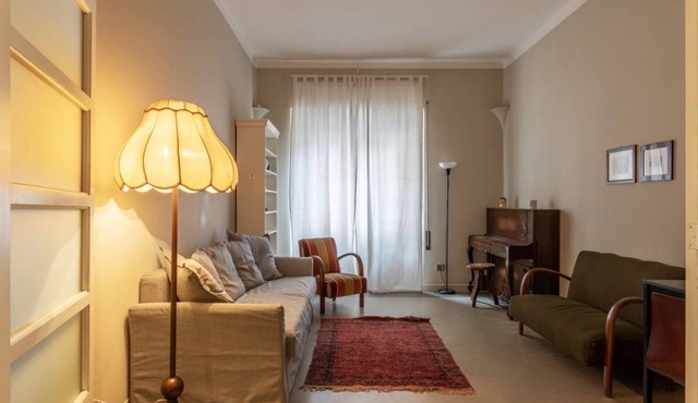 GuestHost - Comfortable apartment located on the mezzanine floor of a renovated period building, with four floors in total. There is a flight of stairs at the entranceIt accommodates 4 people in 100 m2 of spaceIt is a 17-minute walk from the MM Lepanto m