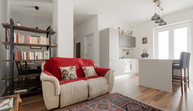 GuestHost - Cozy and comfortable 55 sq m apartment, perfect for two people, located on the third floor of a building with an elevator (NOT accessible to disabled guests).The property is located on Via Cenisio, one of Milan's main streets, connecting the