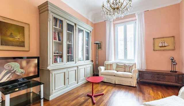 GuestHost - Elegant apartment of 80 sqm, able to accommodate up to 5 people, located on the 2nd floor of a building equipped with a lift (NOT suitable for disabled people - some steps to access). The property is located in the Stibbert/Statuto area, a li