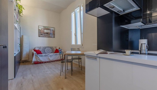 GuestHost - Nice studio apartment perfect for two people, located in a period building without a lift. The apartment is located in a convenient position for any type of stay. Near Giardini Margherita and the Sant'Orsola-Malpighi Hospital, it is also idea