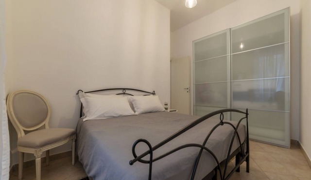GuestHost - This spacious 55sqm apartment with four bedrooms is able to accommodate up to 8 people. Located on the first floor (with elevator not suitable for disabled) of a restored period building, the apartment overlooks the private park of Villa Alba
