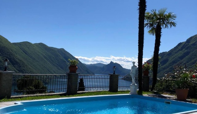 High-quality furnishings, terrace, great view of Lake Lugano, pool, WLAN, TV