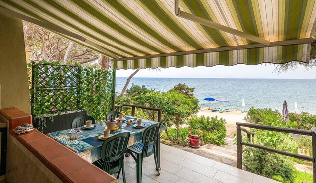 Holiday Home ‘Villino sul mare’ next to the Sea with Wi-Fi, Air Conditioning, Garden & Terrace; Parking Available