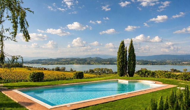 House with lakeview between Tuscany and Umbria