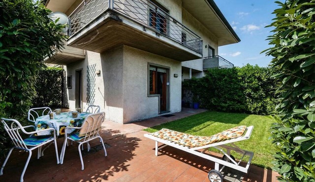 La Chimera Duplex with Garden 700m from sea, Massa, Italy