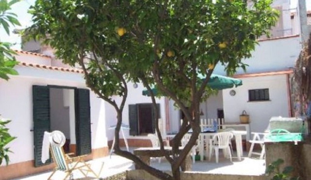 Large holiday home a few KM from the sea. Ideal for families or groups. Wifi