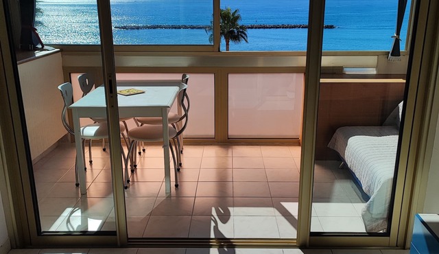 Large studio by the sea direct access to the beach