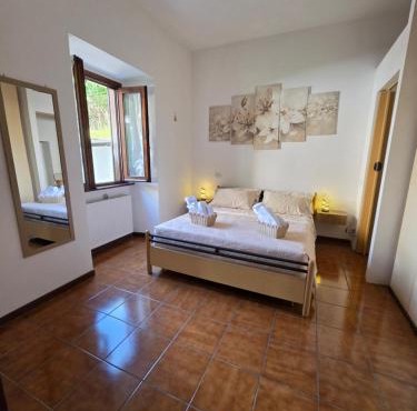 Lily Loggiadeifiori with private Patio near station, bus and swiss boarder