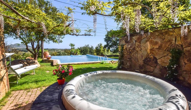 Look forward to a wonderful holiday in this attractive holiday home with sea view and pool.