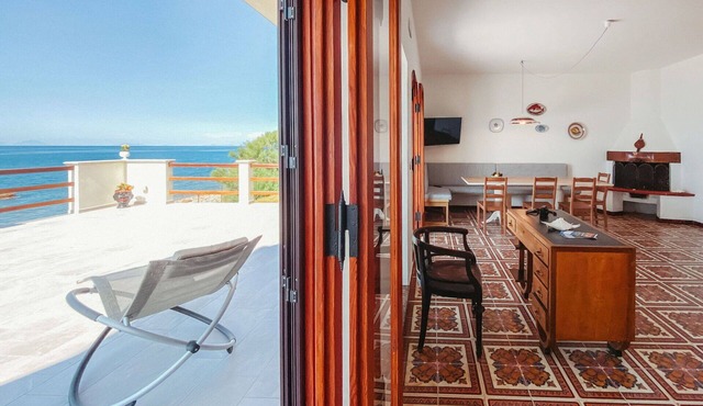 Lovely apartment in villa for 6 guests with WIFI, hot tub, TV, patio and pets allowed