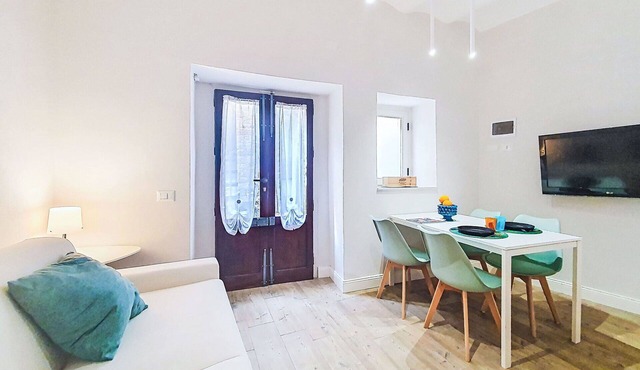 Lovely apartment for 2 guests with WIFI, A/C, TV and balcony