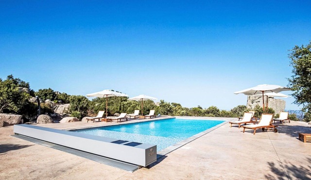 Lovely apartment in villa for 4 guests with WIFI, A/C, pool, TV, patio and pets allowed