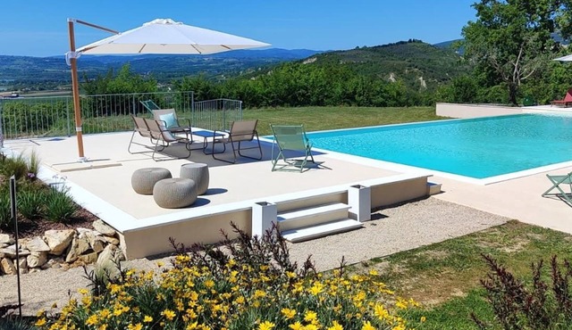 Lyfe Umbria Infinity Pool up to 16 people