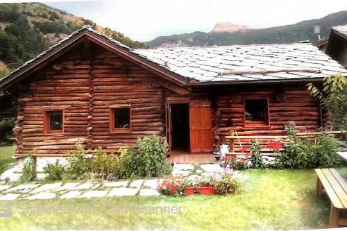 Magnificent spacious 4 bedroom mountain chalet with spa, free EV plug -in
