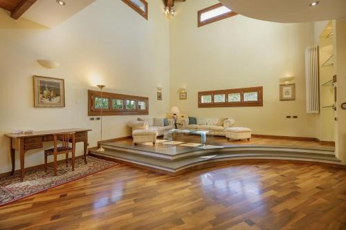 Majestic Private Villa - Private Parking