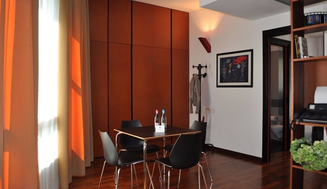Milan: Apartment in elegant and modern residence