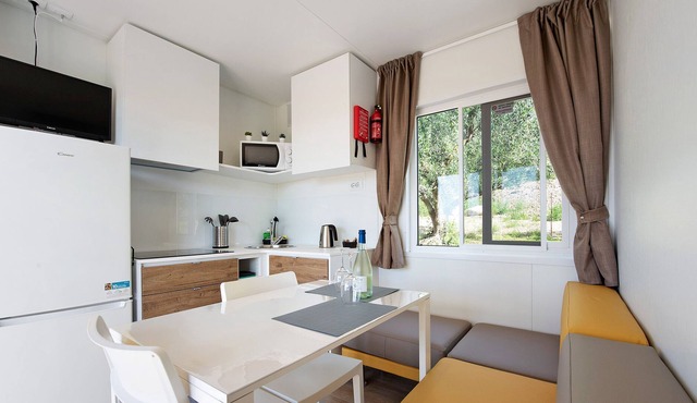 Mobile Home 'Eurovil 3' with Lake View, Wi-Fi and Air Conditioning