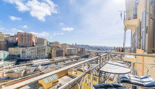 Modern and spacious apartment perfect for 4 people is located right above the famous Historic Center of Genoa, the largest in Europe. We are just 7 minutes from the Porto Antico and 4 minutes from Genova Principe station.By staying here, you will have th